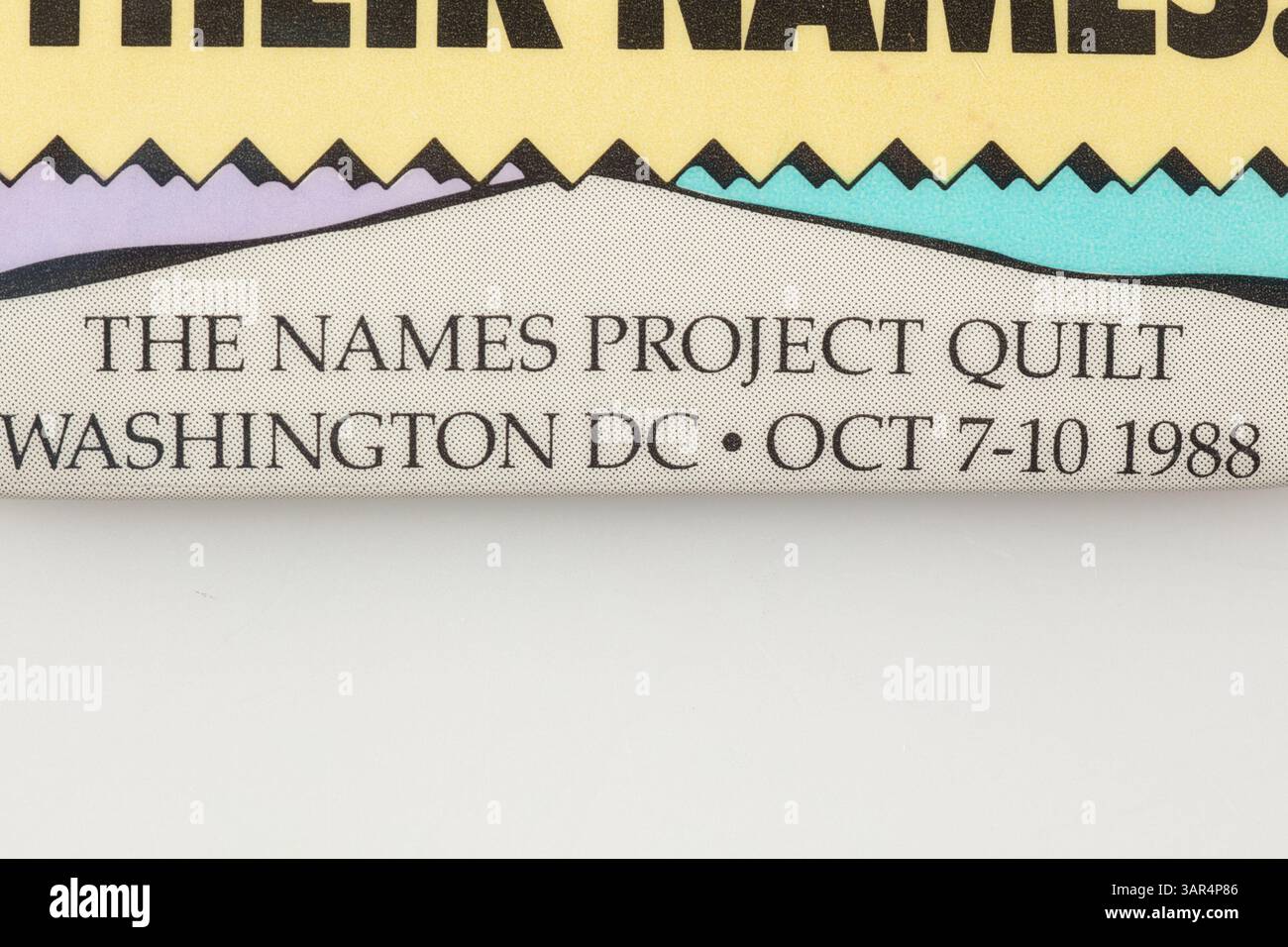 Die 1988er-PIN „Remember their names“ wurde von der NAMES Project Foundation produziert, die dazu beitrug, das Bewusstsein für AIDS zu schärfen. Pat und Mayer Levy, Schlüsselfiguren des LGBT-Aktivismus von St. Louis, besaßen die Pin. Stockfoto