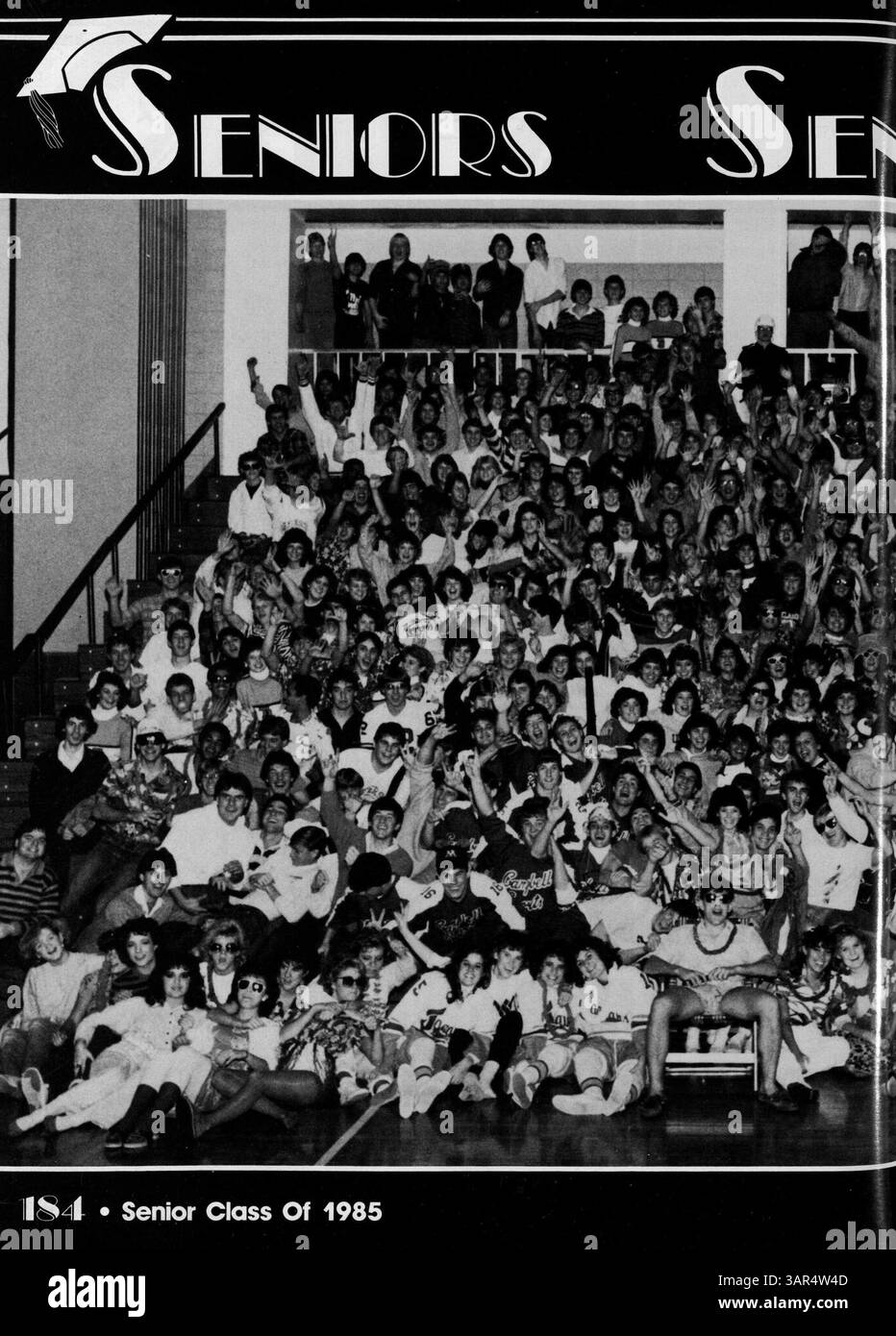 Das Jefferson High Yearbook 1985 beleuchtet die wichtigsten Aspekte des Schuljahres 1984-1985 und zeigt Schüler, Pädagogen, Sportveranstaltungen und Vereine. Das jährliche Jahr spiegelt den einzigartigen Geist und die vielfältigen Aktivitäten wider, die das Highschool-Erlebnis in diesem Jahr geprägt haben. Stockfoto