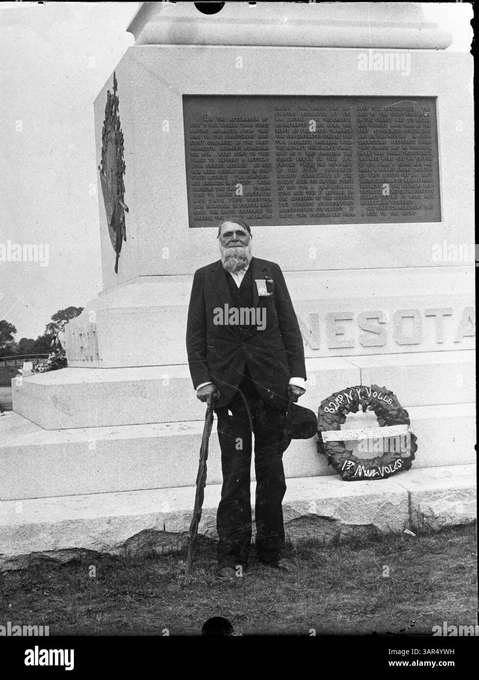 Colonel William Colvill steht vor dem Minnesota Monument in Gettysburg, das dem First Minnesota Regiment gewidmet ist, das er während seines Angriffs führte. Das Denkmal wurde 1897 fertiggestellt. Stockfoto
