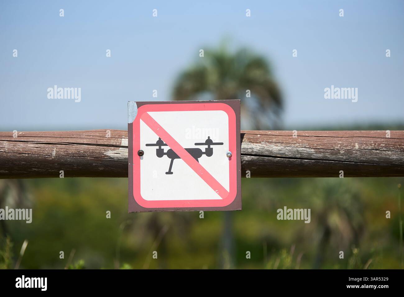 16. November 2024; El Palmar Nationalpark, Entre Rios, Argentinien: Schild mit dem Verbot, Drohnen in diesem Naturschutzgebiet zu fliegen. Stockfoto