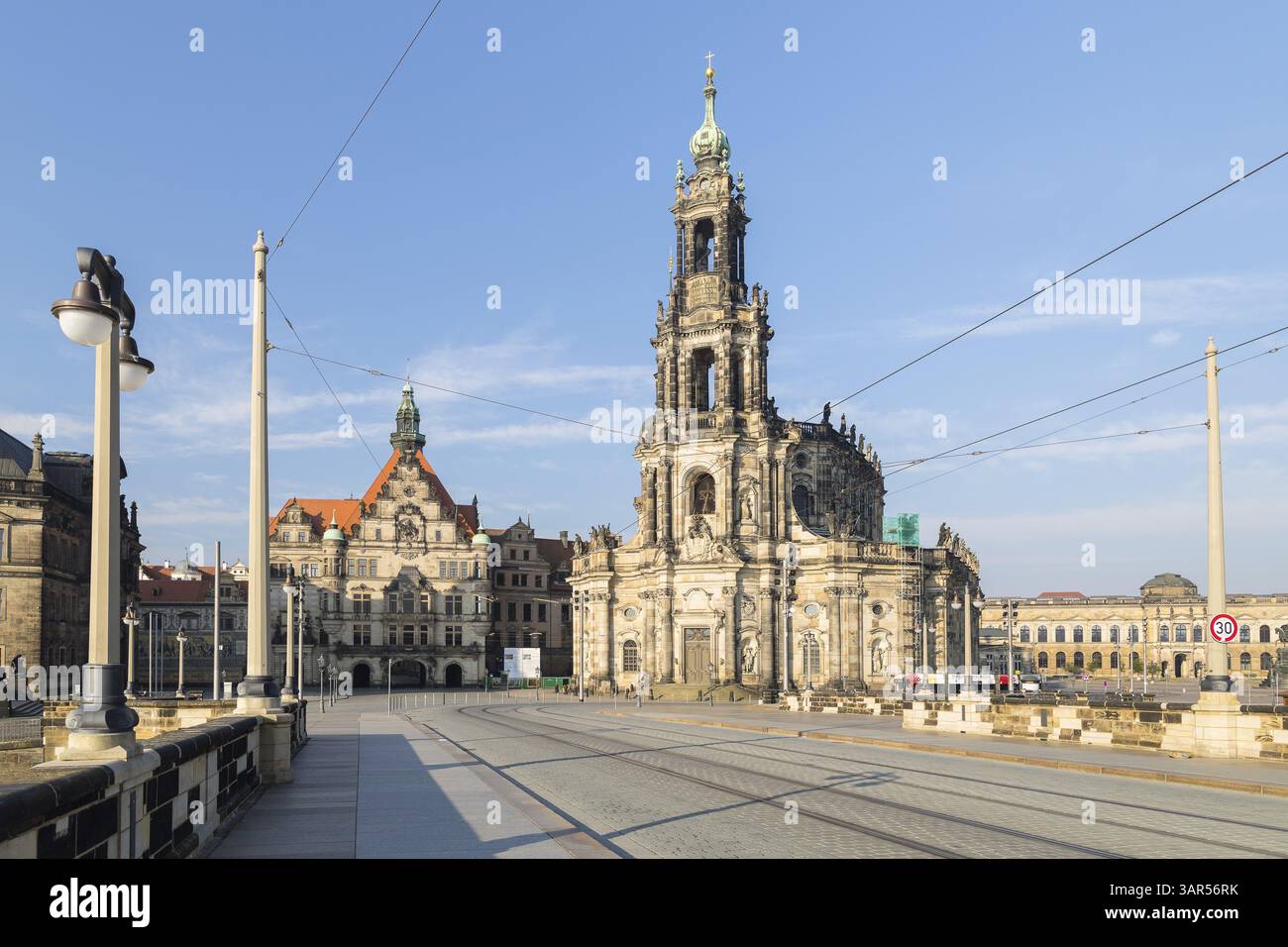 Schlossplatz mit Georgstor, Hofkirche und Sempergebäude des Zwingers, Dresden, Sachsen, Deutschland, Europa Stockfoto