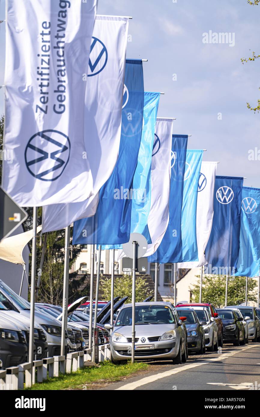 Flagge des Fahrzeugherstellers Volkswagen, VW, bei einem VW-Autohändler, Neu- und Gebrauchtwagen, Nordrhein-Westfalen, Deutschland, Europa Stockfoto