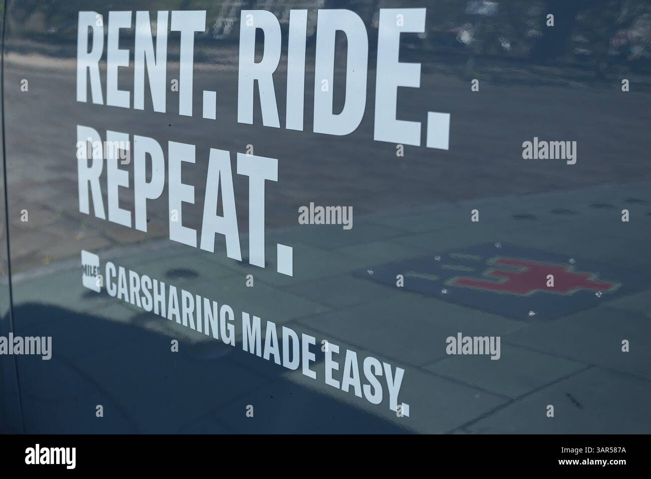 Nahverkehr, E-Mobilität, Nahaufnahme, Logo, Miles Car Sharing Car am Bahnhof Dammtor in Hamburg, Deutschland, Europa Stockfoto