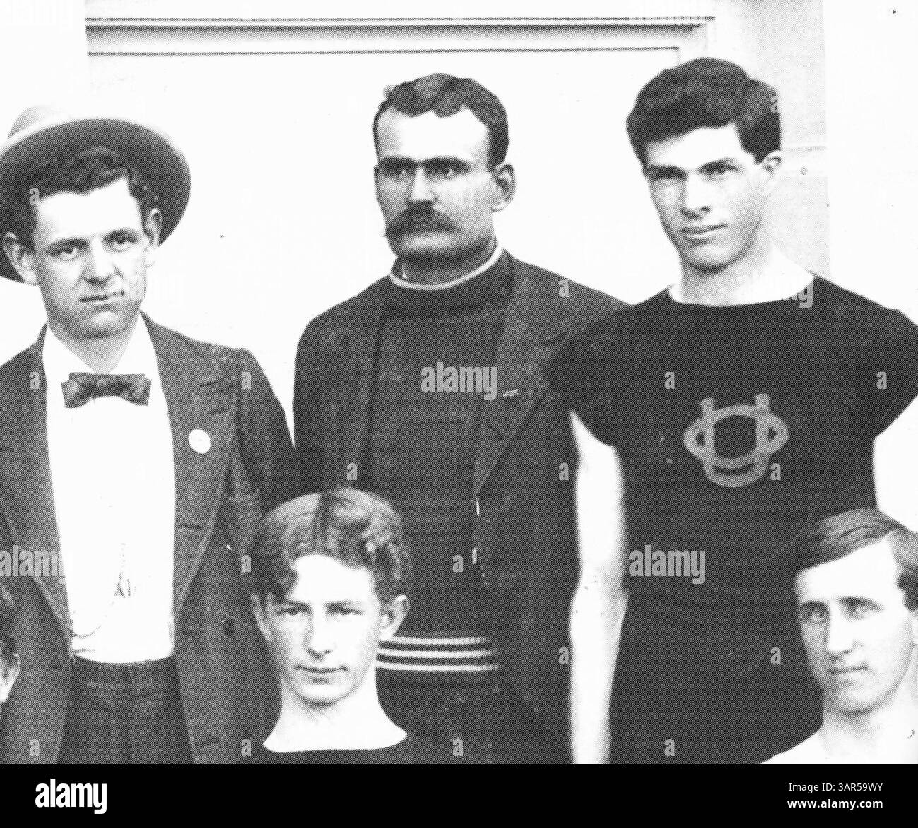 Dieses Schwarzweiß-Foto zeigt das Streckenteam der University of Oregon von 1898. Abgebildet sind Manager C. V. Galloway, Trainer W. O. Trine und Athleten B. E. Spencer, Bert Whipple und R. S. Bryson. Es ist Teil der Bibliothek der University of Oregon. Stockfoto