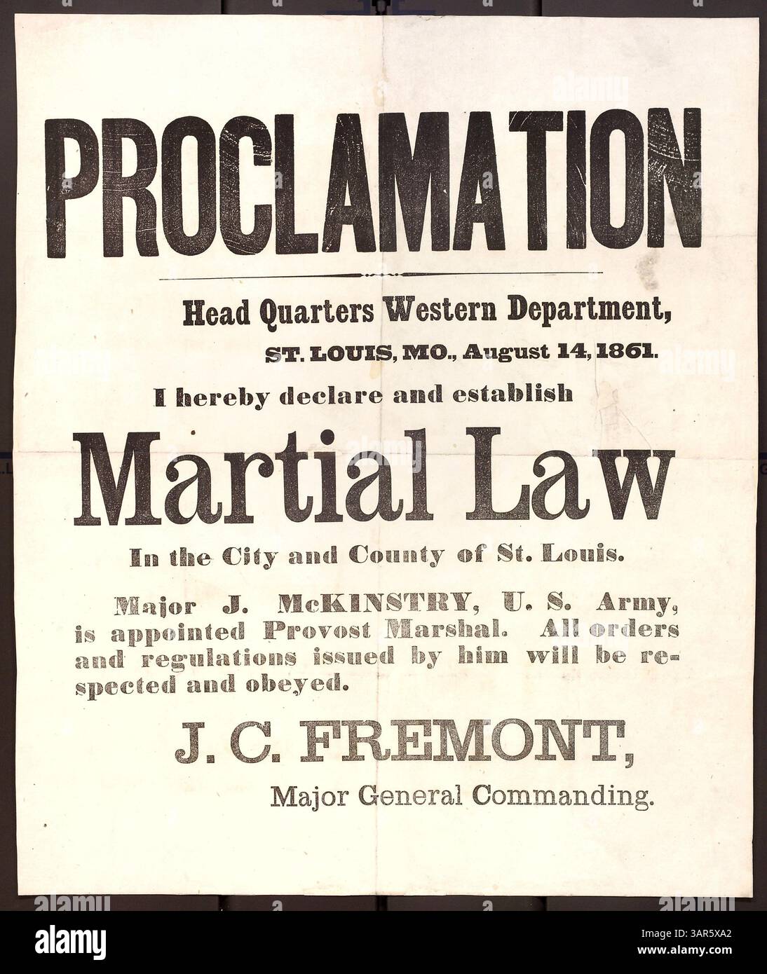 Diese breitflächige Verkündung, die von General Fremont am 14. August 1861 herausgegeben wurde, erklärte während des Bürgerkriegs das Kriegsrecht in St. Louis City und County. Das Dokument ist Teil der Civil war Collection der Missouri Historical Society und bietet historischen Kontext für militärische Aktionen während des Konflikts. Stockfoto