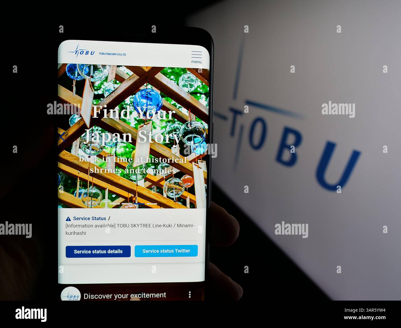 Deutschland. März 2025. In dieser Abbildung hält eine Person ein Handy mit der Webseite des japanischen Unternehmens Tobu Railway Company Ltd. Auf dem Bildschirm vor dem Logo. (Foto von Timon Schneider/SOPA Images/SIPA USA) *** ausschließlich für redaktionelle Nachrichten *** Credit: SIPA USA/Alamy Live News Stockfoto