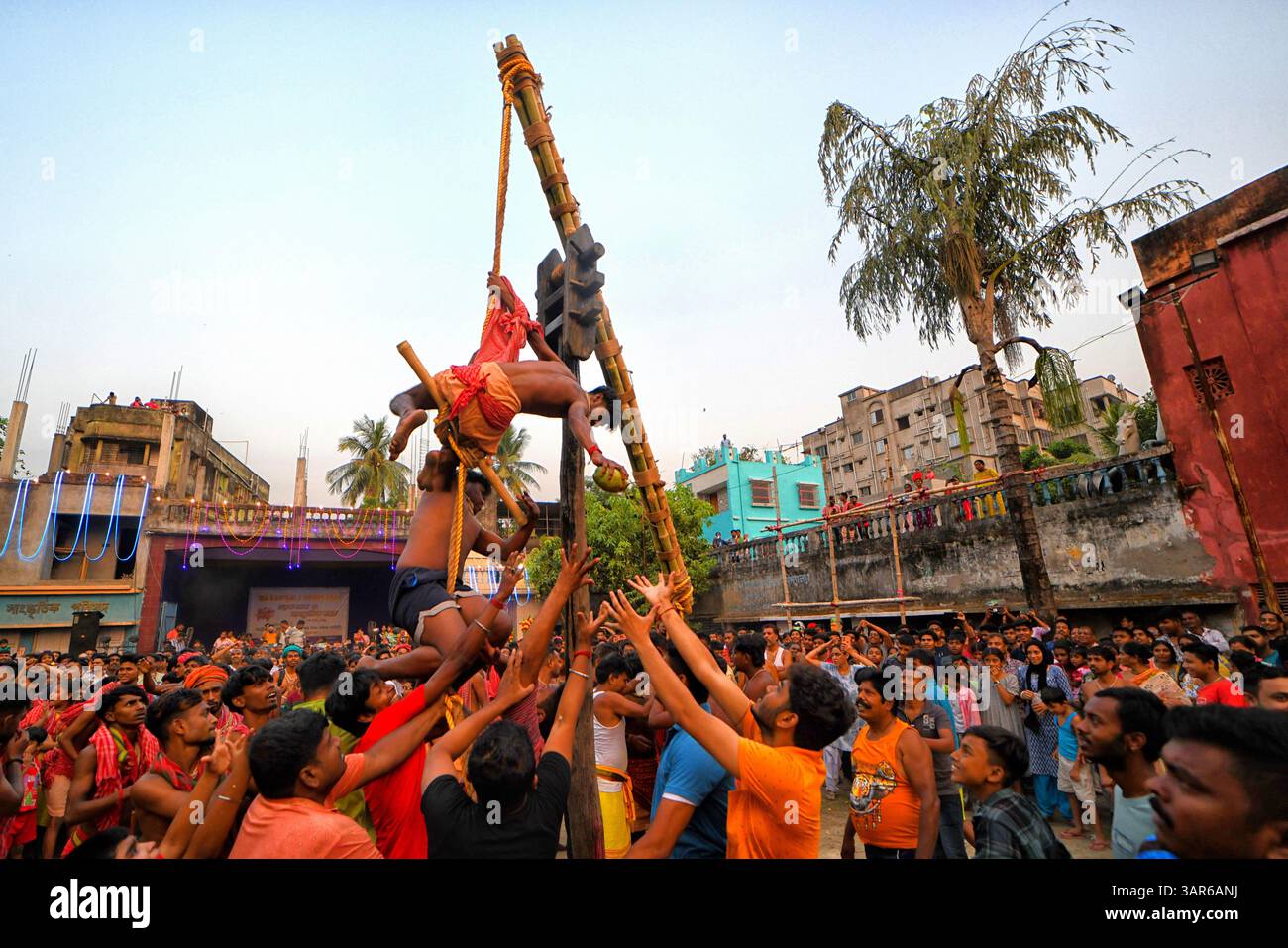 Dumdum, Westbengalen, Indien. April 2025. Hindugeweihte sahen ein Ritual während der Charak Puja Celebration. Charak Festival ist eines der ältesten Volksfeste, bei dem die Gläubigen ihren Glauben zeigen, indem sie sich selbst Schmerzen in dem Glauben zufügen, dass Lord Shiva ihnen helfen wird, Probleme in ihrem täglichen Leben zu überwinden. (Credit Image: © Avishek das/SOPA Images via ZUMA Press Wire) NUR REDAKTIONELLE VERWENDUNG! Nicht für kommerzielle ZWECKE! Stockfoto