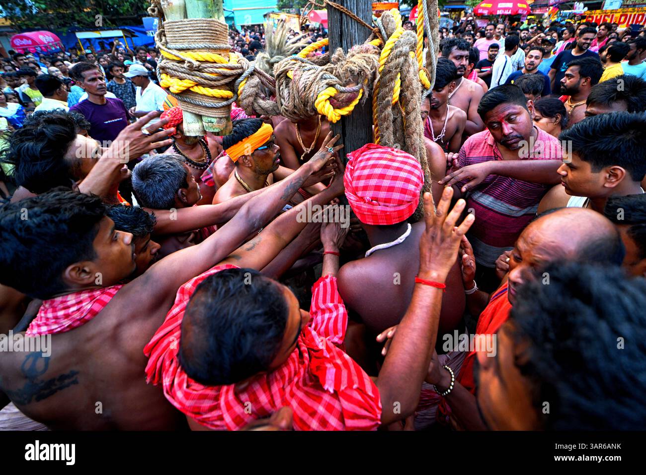Dumdum, Westbengalen, Indien. April 2025. Hinduistische Gläubige, die während der Charak-Puja-Feier in Kalkutta gemeinsam beteten. Charak Festival ist eines der ältesten Volksfeste, bei dem die Gläubigen ihren Glauben zeigen, indem sie sich selbst Schmerzen in dem Glauben zufügen, dass Lord Shiva ihnen helfen wird, Probleme in ihrem täglichen Leben zu überwinden. (Credit Image: © Avishek das/SOPA Images via ZUMA Press Wire) NUR REDAKTIONELLE VERWENDUNG! Nicht für kommerzielle ZWECKE! Stockfoto
