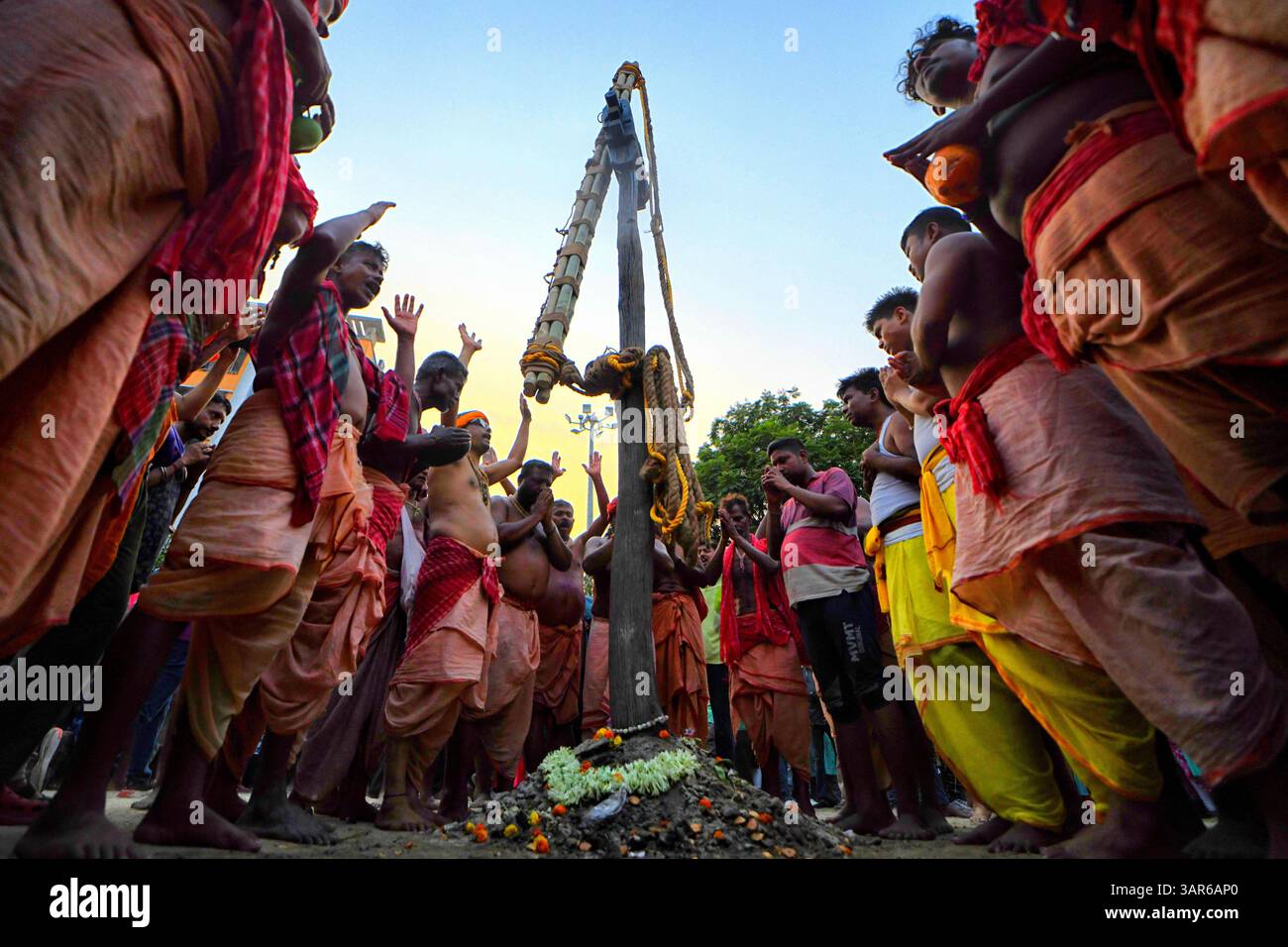 Dumdum, Westbengalen, Indien. April 2025. Hindugeweihte sahen während der Charak Puja Celebration zusammen beten. Charak Festival ist eines der ältesten Volksfeste, bei dem die Gläubigen ihren Glauben zeigen, indem sie sich selbst Schmerzen in dem Glauben zufügen, dass Lord Shiva ihnen helfen wird, Probleme in ihrem täglichen Leben zu überwinden. (Credit Image: © Avishek das/SOPA Images via ZUMA Press Wire) NUR REDAKTIONELLE VERWENDUNG! Nicht für kommerzielle ZWECKE! Stockfoto