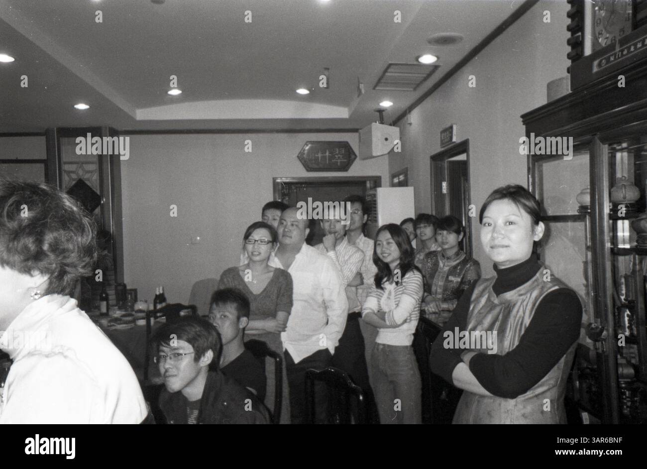 Gäste, die sich die Hochzeitsfeier im Restaurant Beijing ansehen – Anfang der 2000er Jahre – Peking, China Stockfoto