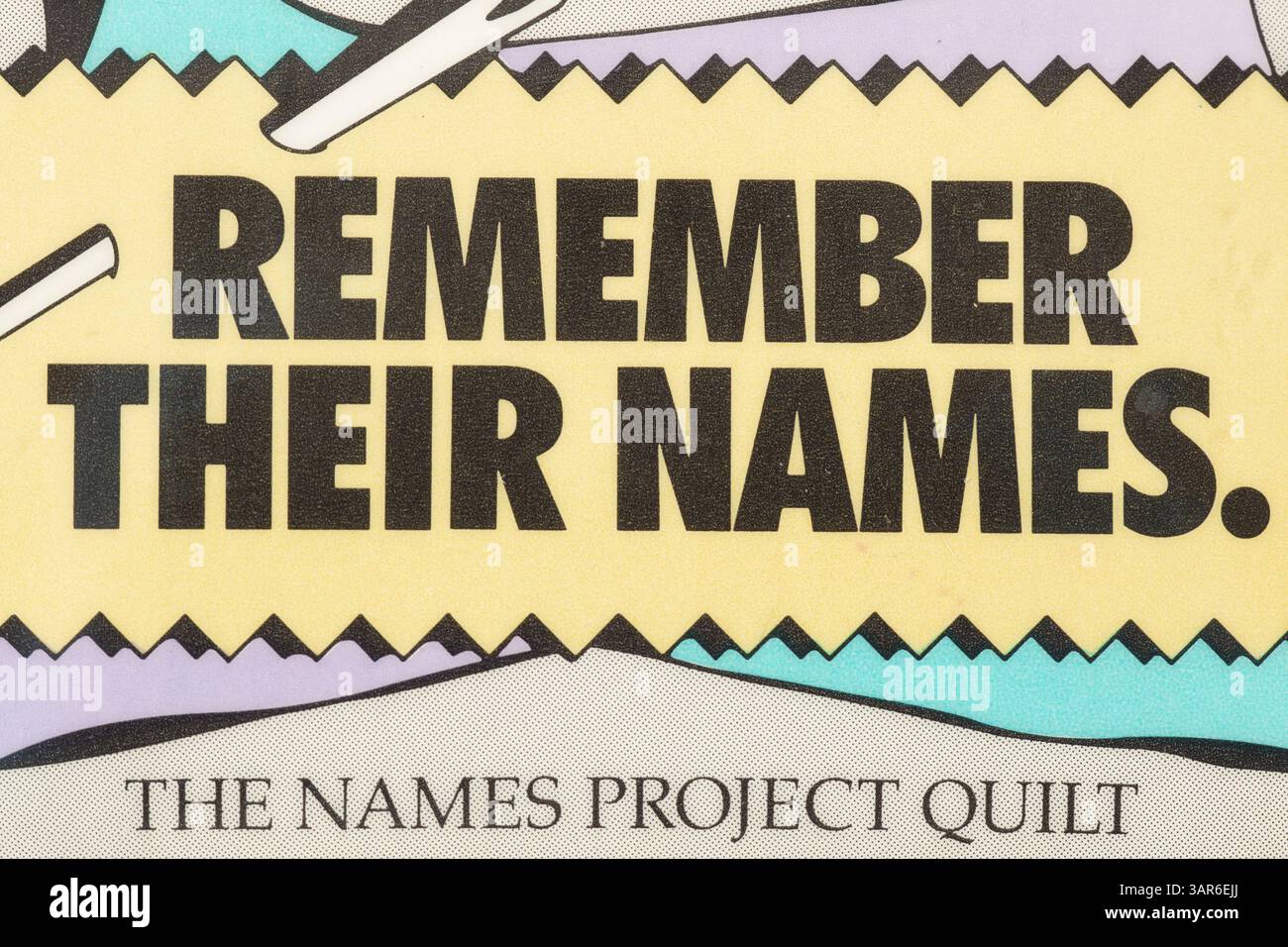 Die 1988 von der NAMES Project Foundation produzierte „Remember This NAMES“-Pin ehrt die an AIDS verloren gegangenen Personen und gehörte den prominenten LGBT-Aktivisten Pat und Mayer Levy aus St. Louis, Missouri. Stockfoto