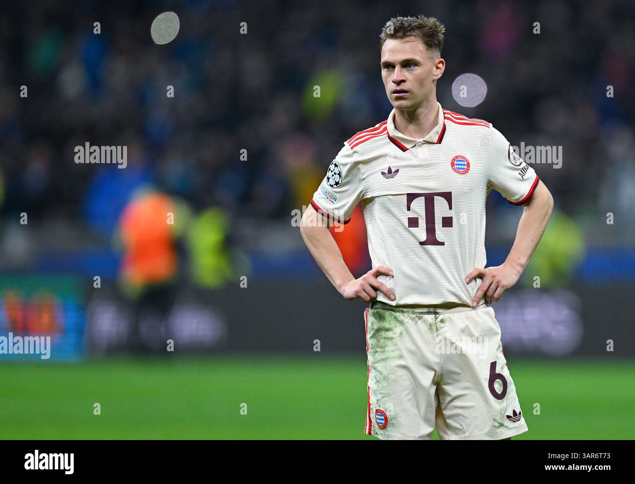 Mailand, Italien. April 2025. Fußball: Champions League, Inter Mailand - Bayern München, K.-o.-Runde, Viertelfinale, zweites Leg im Giuseppe-Meazza-Stadion. Münchner Joshua Kimmich steht nach dem Spiel mit den Fans. Quelle: Sven Hoppe/dpa/Alamy Live News Stockfoto