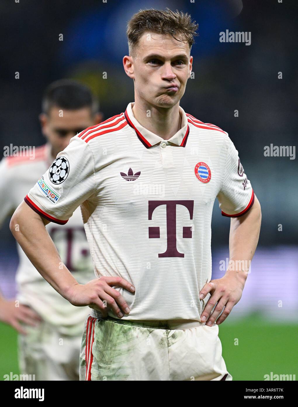 Mailand, Italien. April 2025. Fußball: Champions League, Inter Mailand - Bayern München, K.-o.-Runde, Viertelfinale, zweites Leg im Giuseppe-Meazza-Stadion. Münchner Joshua Kimmich steht nach dem Spiel mit den Fans. Quelle: Sven Hoppe/dpa/Alamy Live News Stockfoto