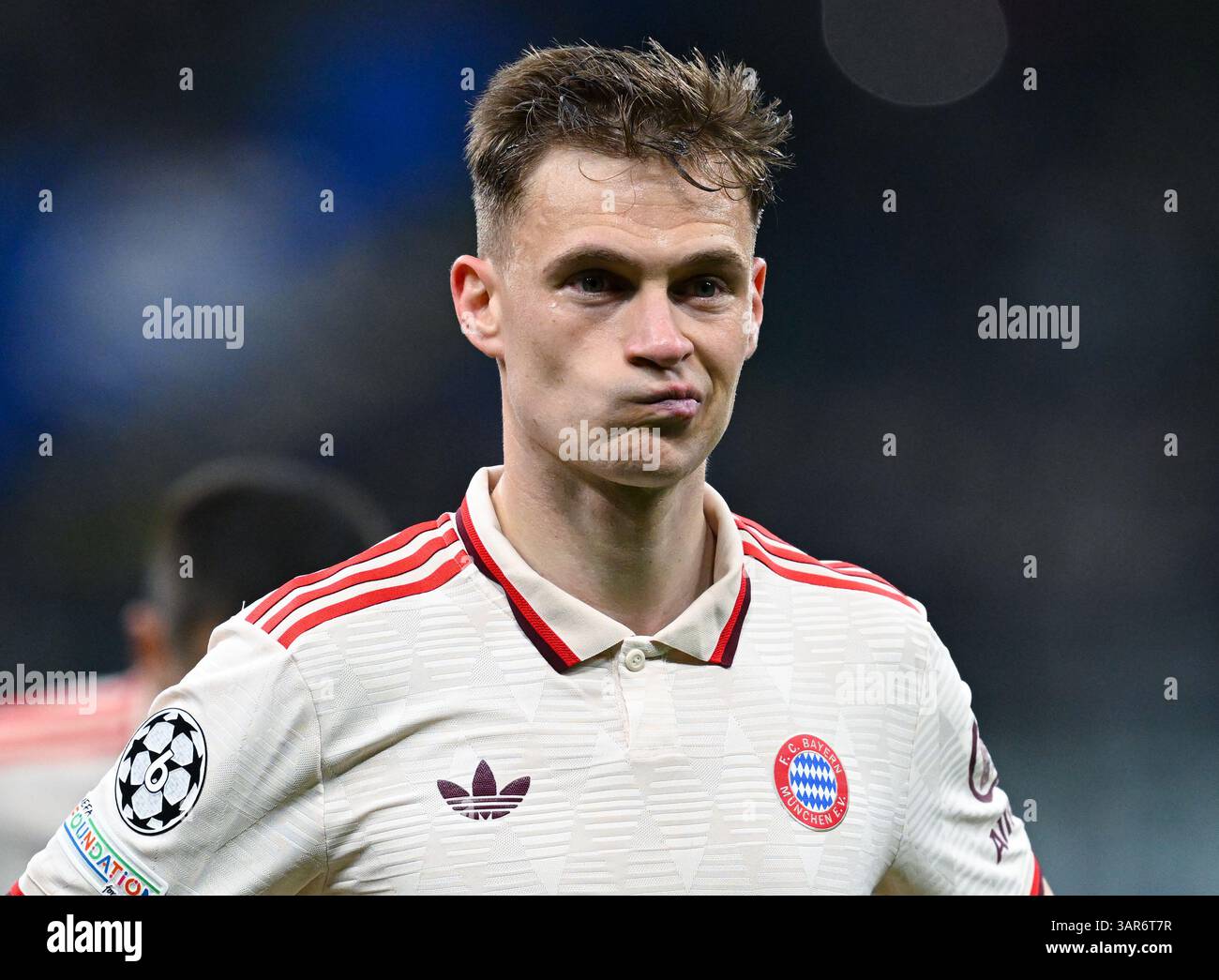 Mailand, Italien. April 2025. Fußball: Champions League, Inter Mailand - Bayern München, K.-o.-Runde, Viertelfinale, zweites Leg im Giuseppe-Meazza-Stadion. Münchner Joshua Kimmich steht nach dem Spiel mit den Fans. Quelle: Sven Hoppe/dpa/Alamy Live News Stockfoto