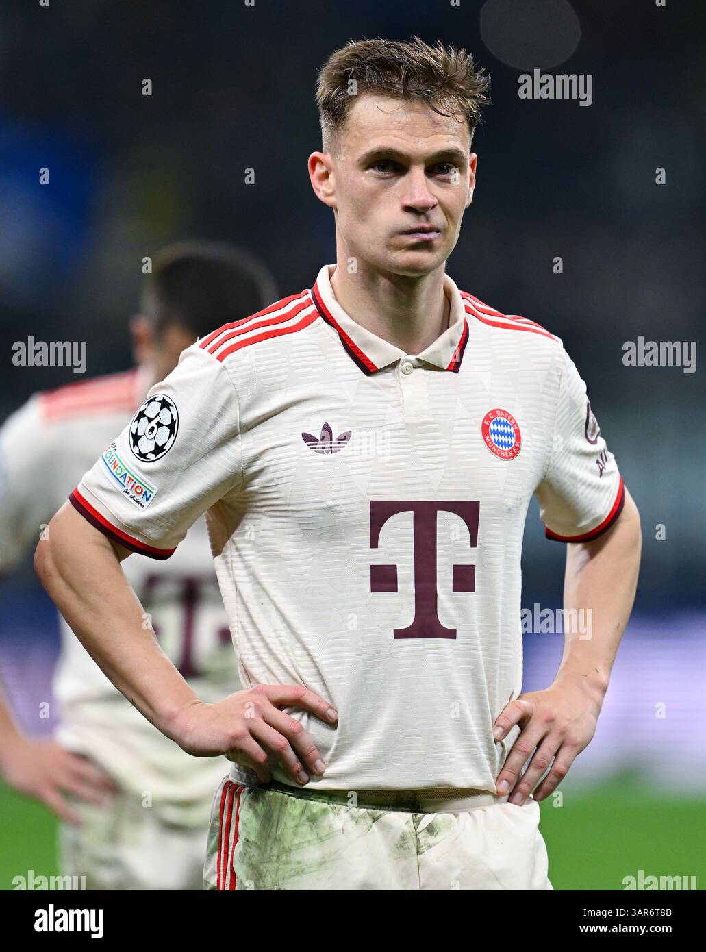 Mailand, Italien. April 2025. Fußball: Champions League, Inter Mailand - Bayern München, K.-o.-Runde, Viertelfinale, zweites Leg im Giuseppe-Meazza-Stadion. Münchner Joshua Kimmich steht nach dem Spiel mit den Fans. Quelle: Sven Hoppe/dpa/Alamy Live News Stockfoto