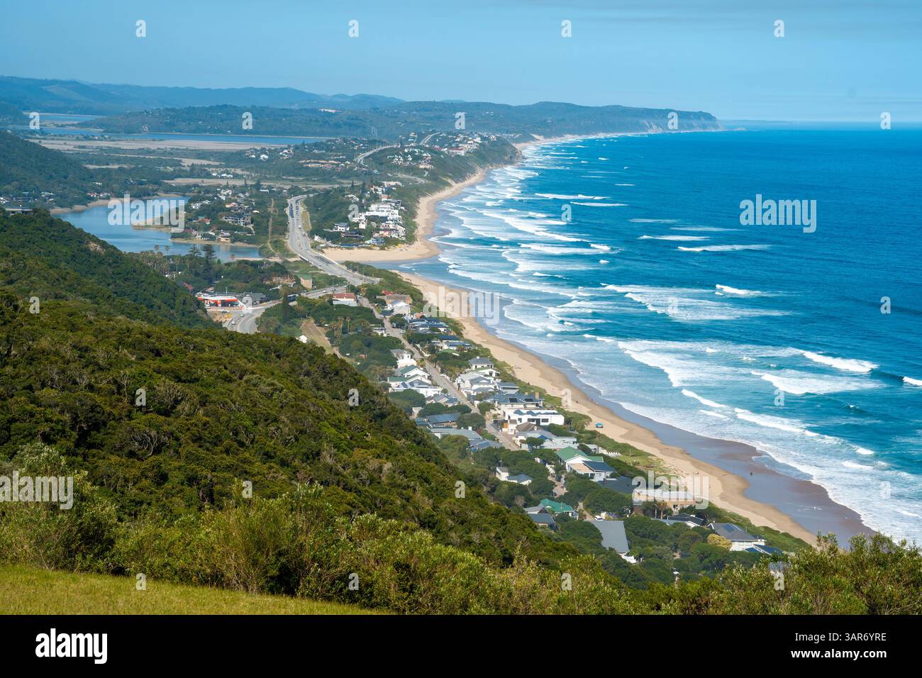 Blick über die Küste der Garden Route bei Wilderness mit den Seen und herrlichen Stränden. Westkap. Südafrika Stockfoto