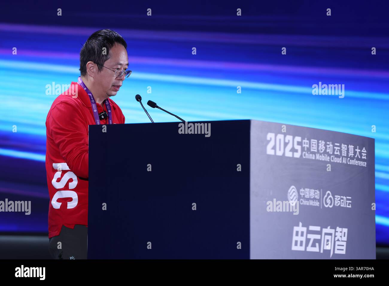 Suzhou, China. 10. April 2025. Der China Mobile Cloud & AI Computing Summit 2025 wurde am 10. April in Suzhou unter dem Motto „von der Cloud zur Intelligenz: Co-Creating a New Computing-Network Ecosystem“ eröffnet. Auf dem Gipfeltreffen wurde die „KI+-Initiative für die Co-Creation“ offiziell gestartet, ein strategischer Aktionsplan zur Beschleunigung der intelligenten Transformation in allen Sektoren. Quelle: Jiang Qiming/China News Service/Alamy Live News Stockfoto