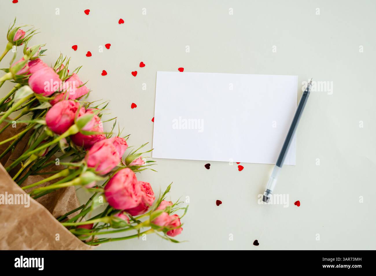 Leeres Dankeschön-Motiv auf floralem Hintergrund, Draufsicht, perfekt zum Erstellen von Nachrichten Stockfoto