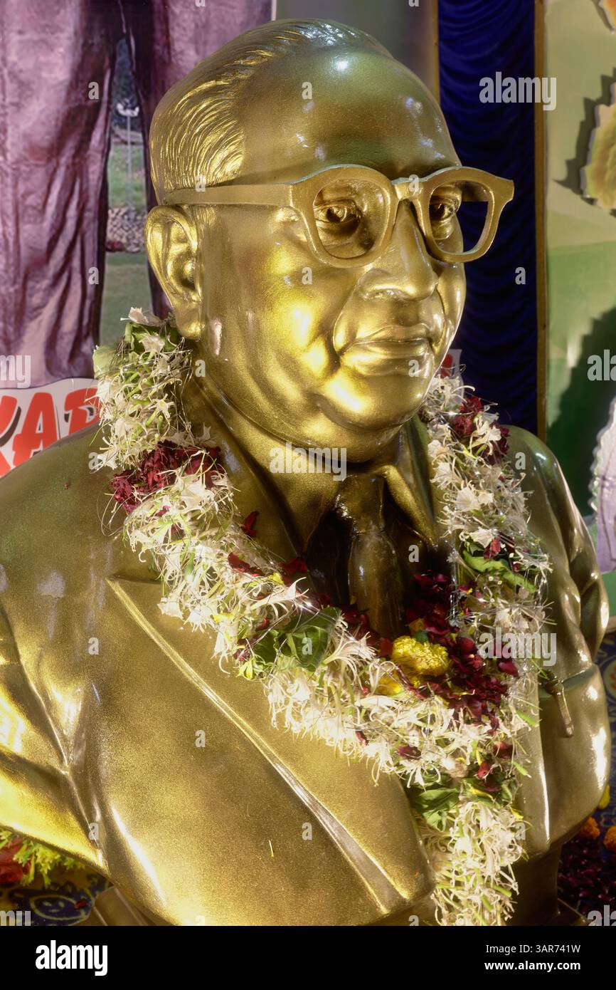 Eine goldene Büste des indischen Politikers und Sozialreformers Dr. B.R. Ambedkar wird für Ambedkar Jayanti, seinen Geburtstag, in Mumbai, Indien errichtet Stockfoto