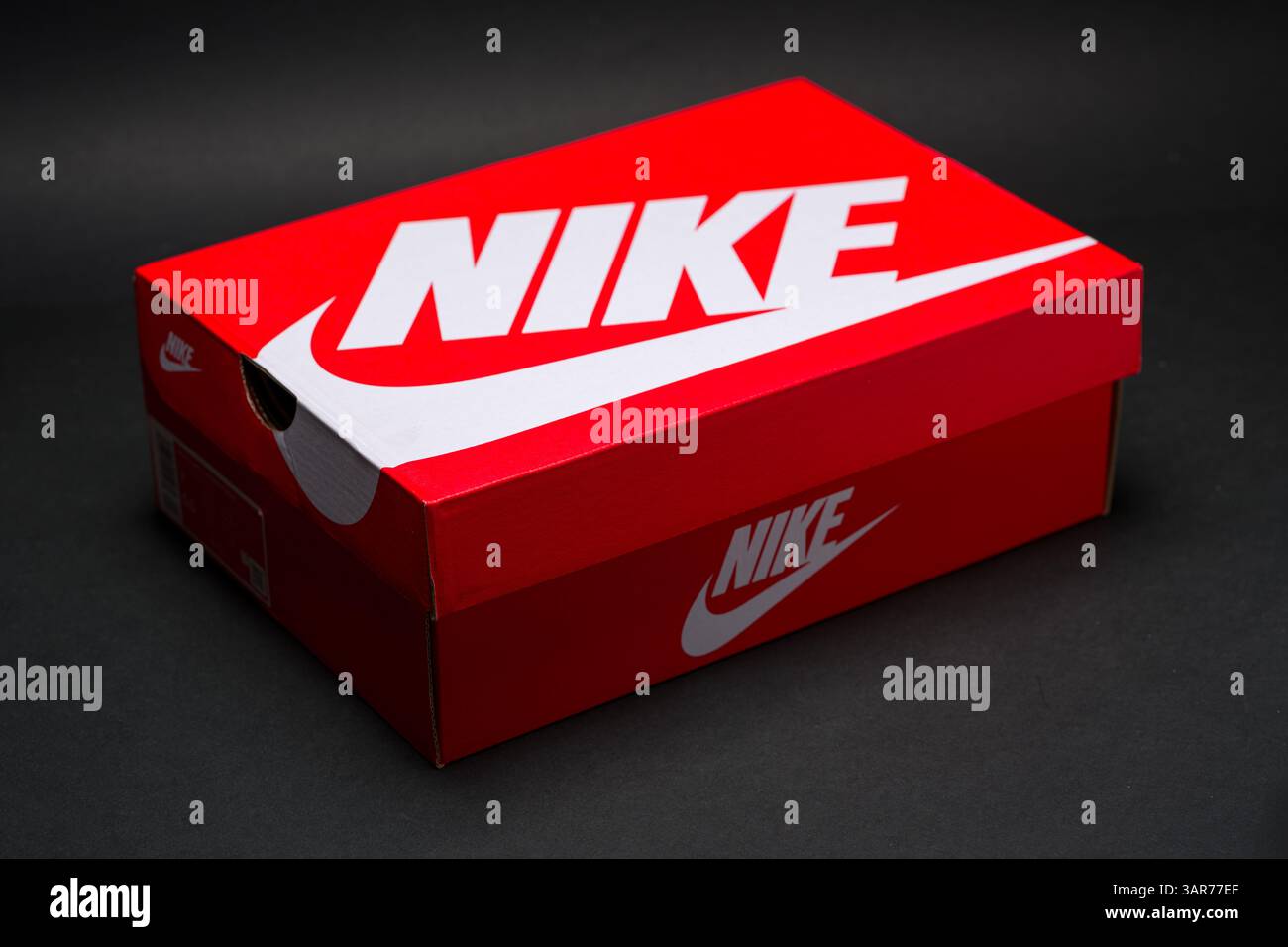 Antalya, Türkei - 15. April 2025: Rote Nike Sneakers Box auf schwarzem Hintergrund Stockfoto