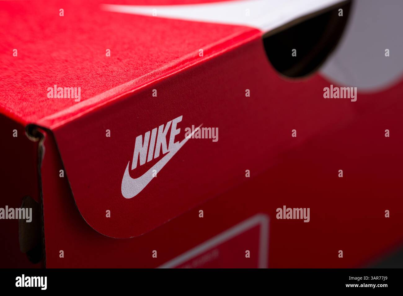 Antalya, Türkei - 15. April 2025: Rote Nike Sneakers Box auf schwarzem Hintergrund Stockfoto