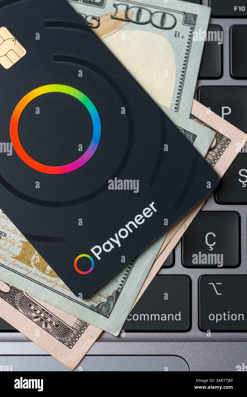 Antalya, Türkei - 5. März 2025: Draufsicht auf die Zahlungskarte des Zahlungssystems Payoneer Stockfoto