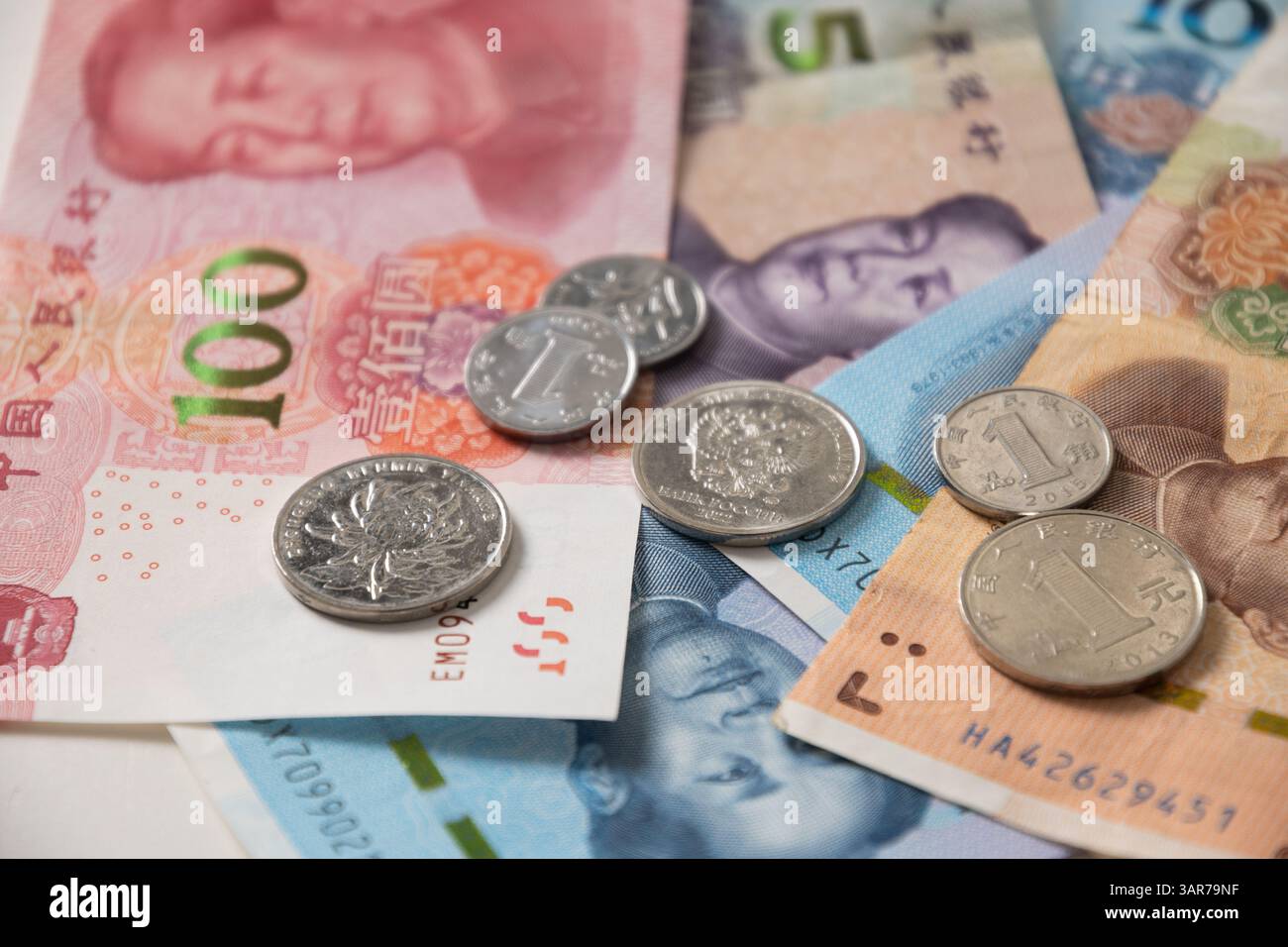 Viele verschiedene chinesische Yuan-Banknoten. Chinesische Papierwährung Yuan Renminbi Banknoten und Münzen als Hintergrund. Stockfoto