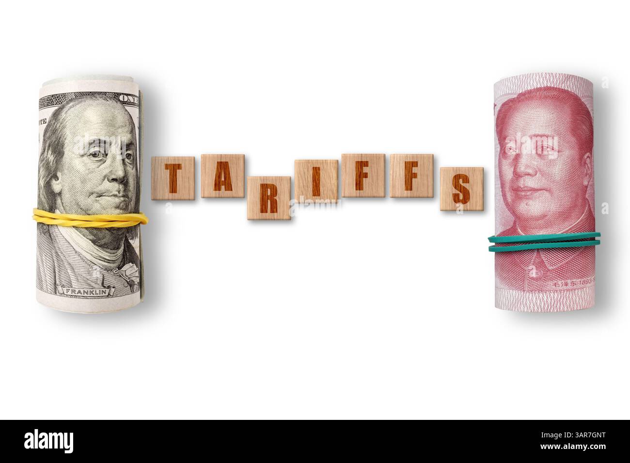 100 Dollar und Yuan auf weißem Hintergrund mit WORTTARIFEN. Handel, Zoll, Zoll und Zölle Krieg Stockfoto