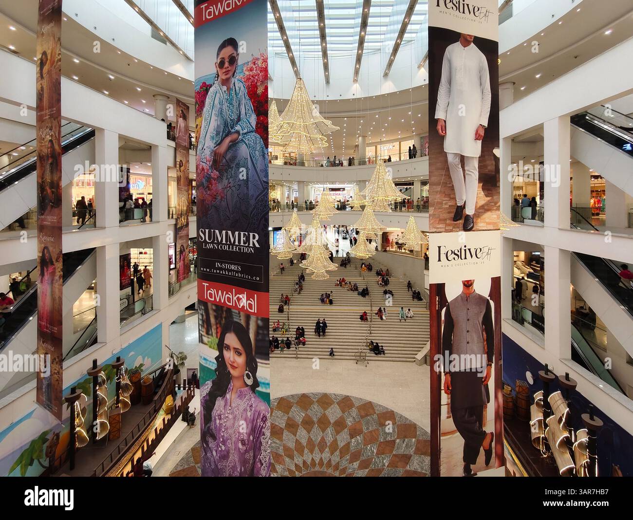 Innenansicht der Showrooms im Einkaufszentrum Lucky One - Karachi Pakistan - Stockfoto