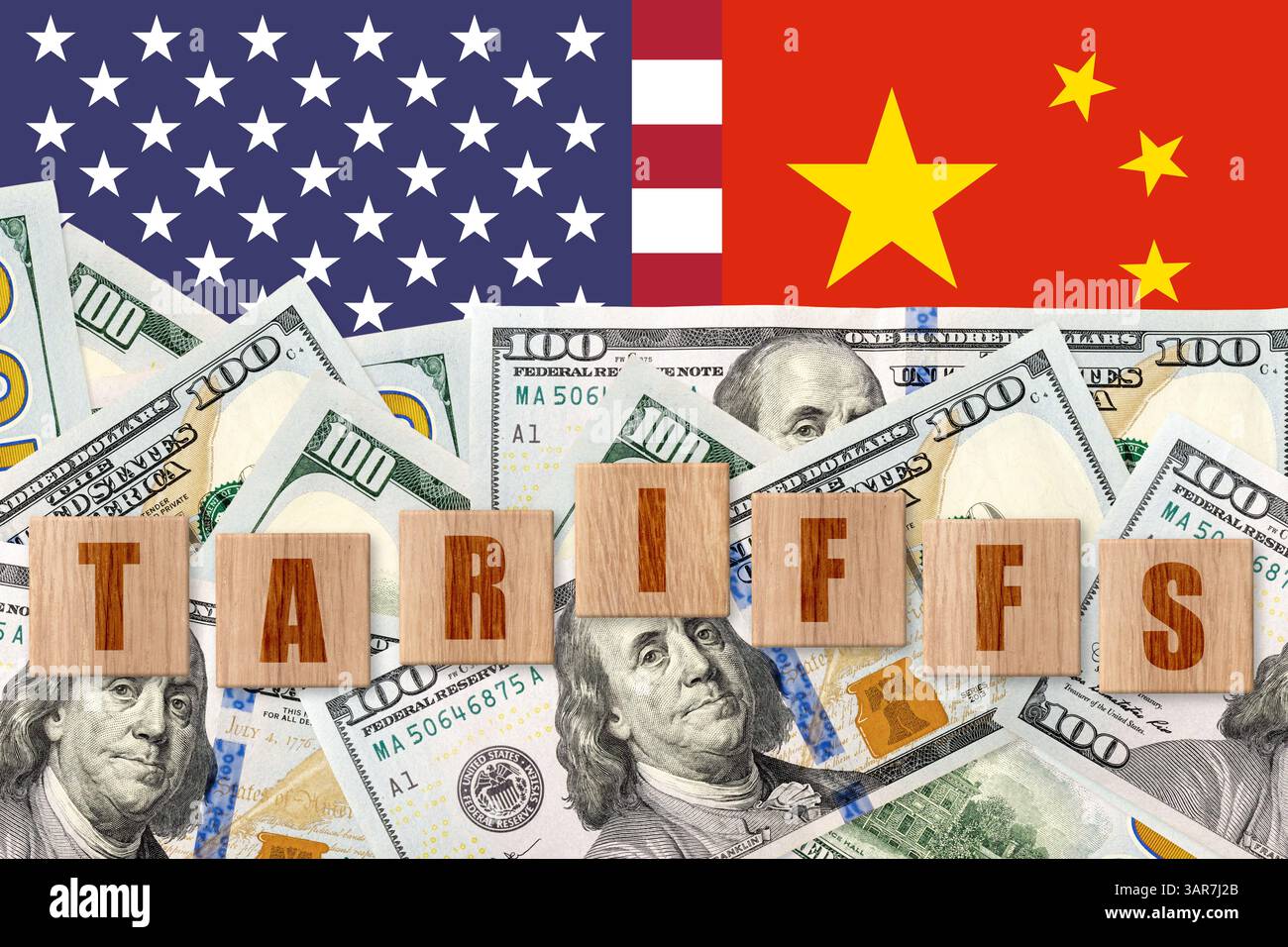 Dollars auf US- und China-Flaggenhintergrund mit WORTTARIFEN. Handel, Zoll, Zoll und Zölle Krieg Stockfoto