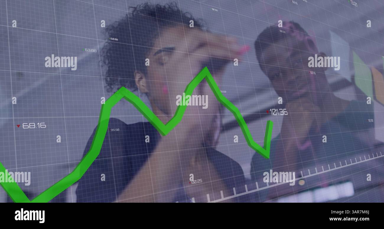 Bild eines Statistikdiagramms über verschiedene männliche und weibliche Geschäftskollegen, die im Büro sprechen Stockfoto