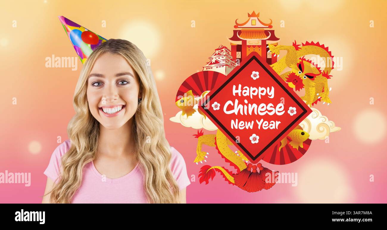 Bild einer kaukasischen Frau mit Partyhut und fröhlichem Neujahrstext über chinesischer Dekoration Stockfoto
