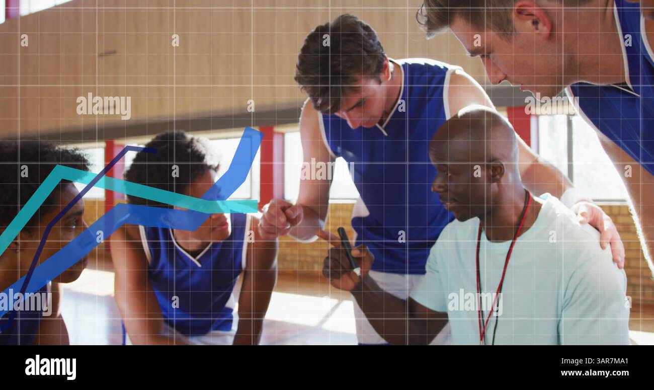 Bild von Charts über verschiedene männliche Basketballteams, die mit Trainer sprechen Stockfoto
