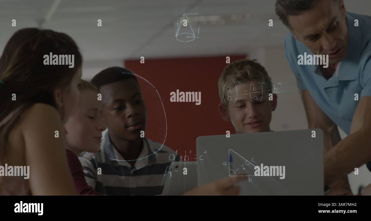 Darstellung mathematischer Gleichungen über männliche Lehrer- und Schulkinder mit Laptop im Klassenzimmer Stockfoto