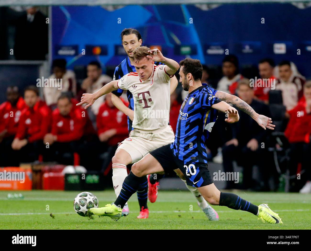 MAILAND, ITALIEN - 16. APRIL: Joshua Kimmich aus Bayern München tritt am 16. APRIL 2025 in San Siro in Mailand um den Ball an, während des Viertelfinales der UEFA Champions League 2024/25 im zweiten Leg zwischen dem FC Internazionale Milano und dem FC Bayern München. (Foto von MB-Medien) Stockfoto