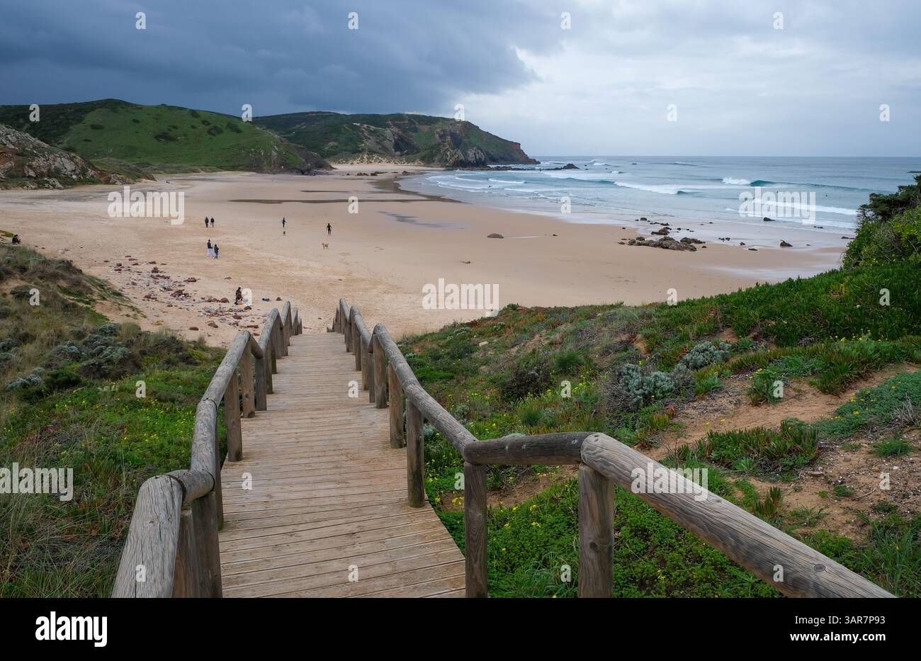 Carrapateira, Algarve, Portugal - Praia do Amado, Holzsteg zum Surferstrand an der Westküste, an der Atlantikküste in der Nähe von Carrapateira Stockfoto