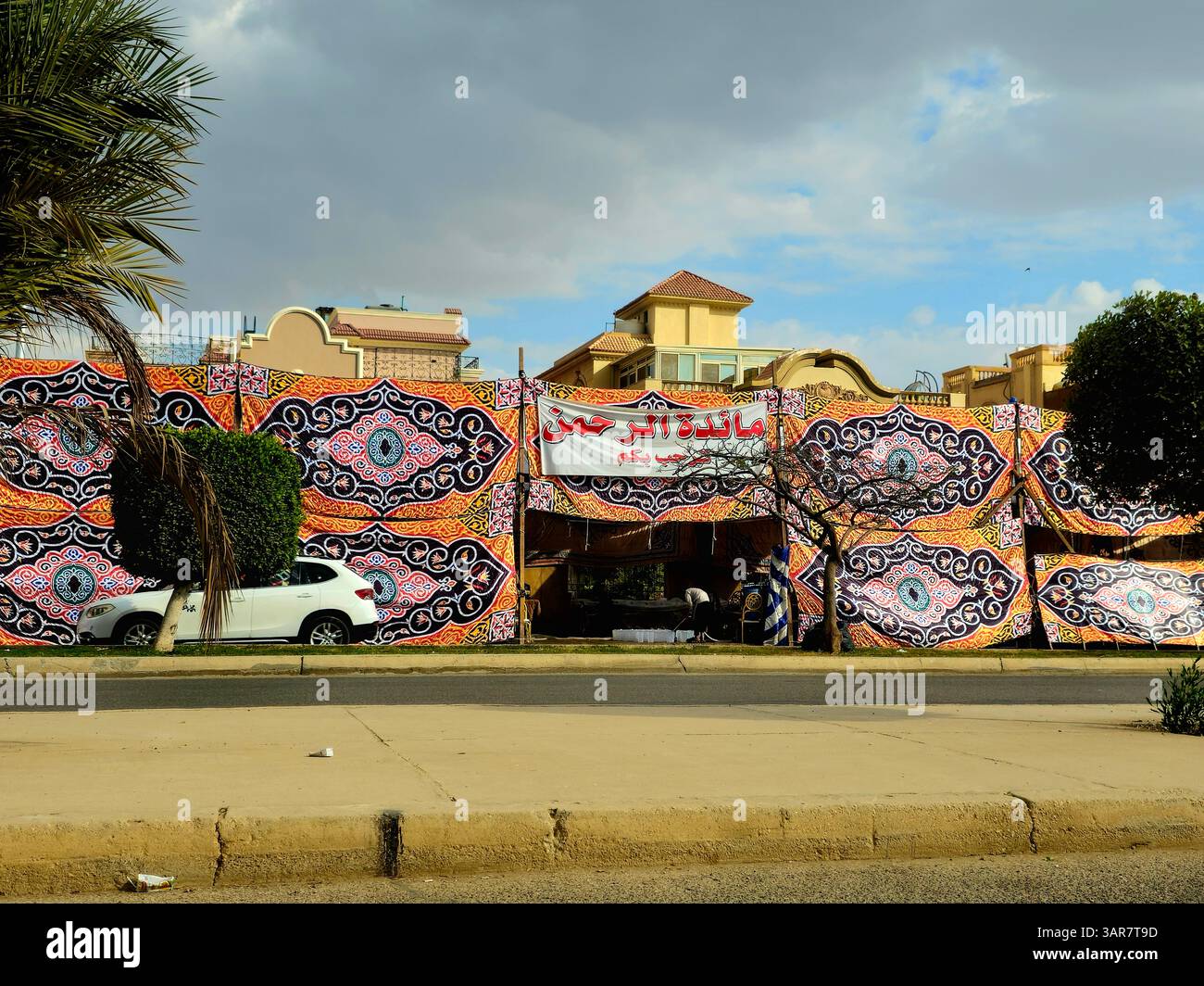 Gizeh, Ägypten, 21. März 2025: Ramadan-Tische oder Maedat Al Rahman, ein Jahrhunderte altes Ritual im Ramadan-Fastenmonat, bietet kostenlose Mahlzeiten beim Iftar-Frühstück Stockfoto