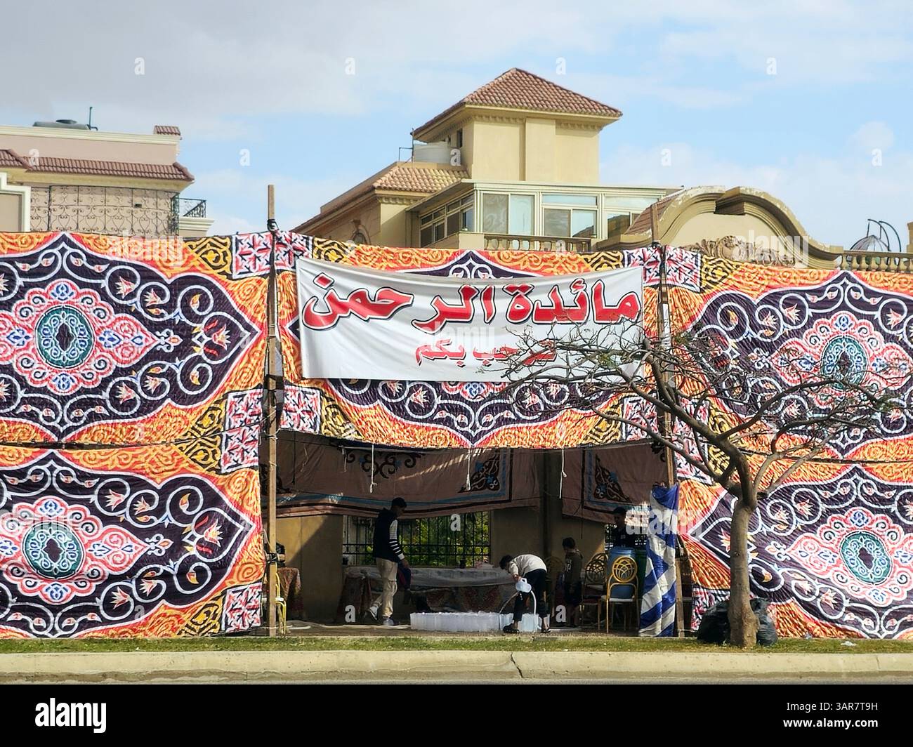 Gizeh, Ägypten, 21. März 2025: Ramadan-Tische oder Maedat Al Rahman, ein Jahrhunderte altes Ritual im Ramadan-Fastenmonat, bietet kostenlose Mahlzeiten beim Iftar-Frühstück Stockfoto