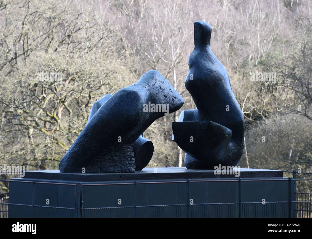 Zweiteilige Liegefigur No.5 (1963-1964) von Henry Moore, Kenwood House Grounds, Hampstead Heath, London, England, UK Stockfoto