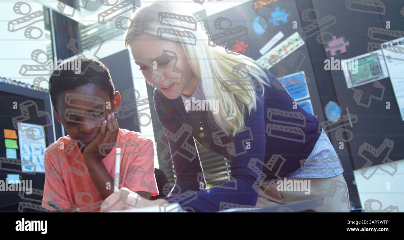 Darstellung mathematischer Symbole über kaukasischer Lehrerin, die afroamerikanischen Schuljungen unterrichtet Stockfoto