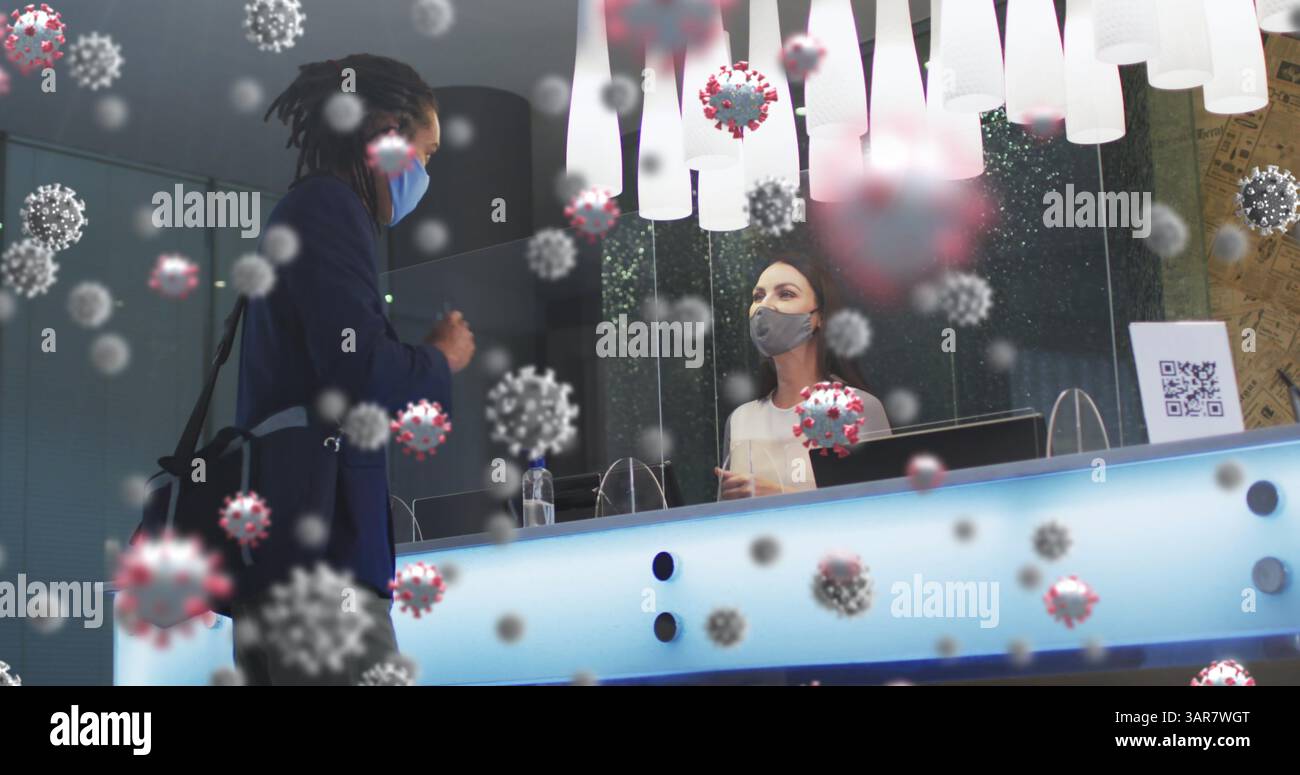 Bild von covid-19-Zellen über verschiedenen Männern und Frauen mit Gesichtsmasken in der Hotelrezeption Stockfoto