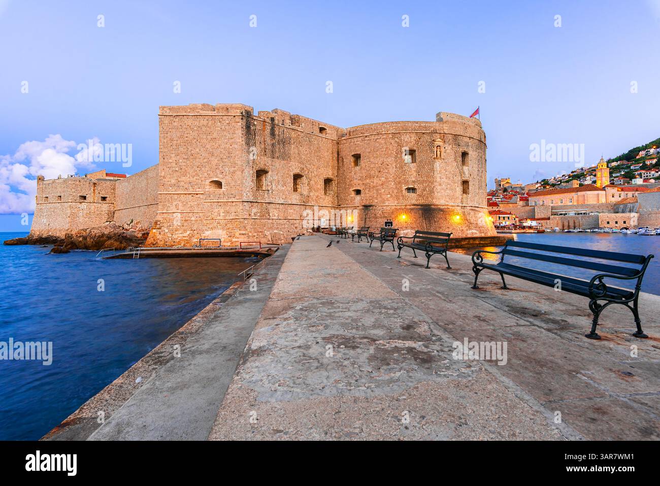 Dubrovnik, Kroatien: Blick auf den Sonnenaufgang auf Fort St. John und die befestigten Mauern an der Adria und der dalmatinischen Küste, Reiseziel Europa Stockfoto