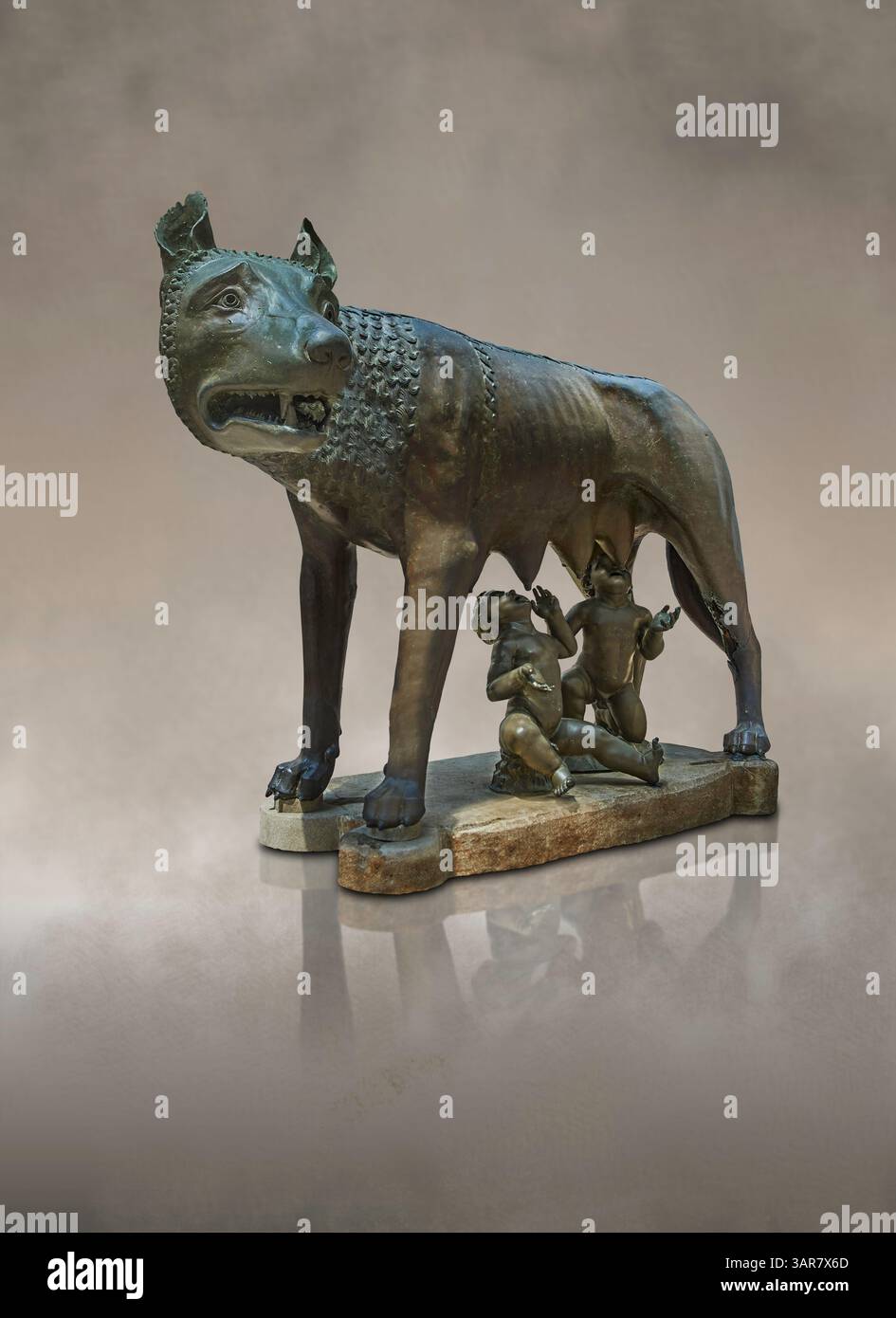 Die etruskische Bronzeskulptur der Kapitolin Sie Wolf zeigt eine Wolfsfrau, die die mythischen Zwillingsgründer von Rom, Romulus und Remus säugt. Dat Stockfoto