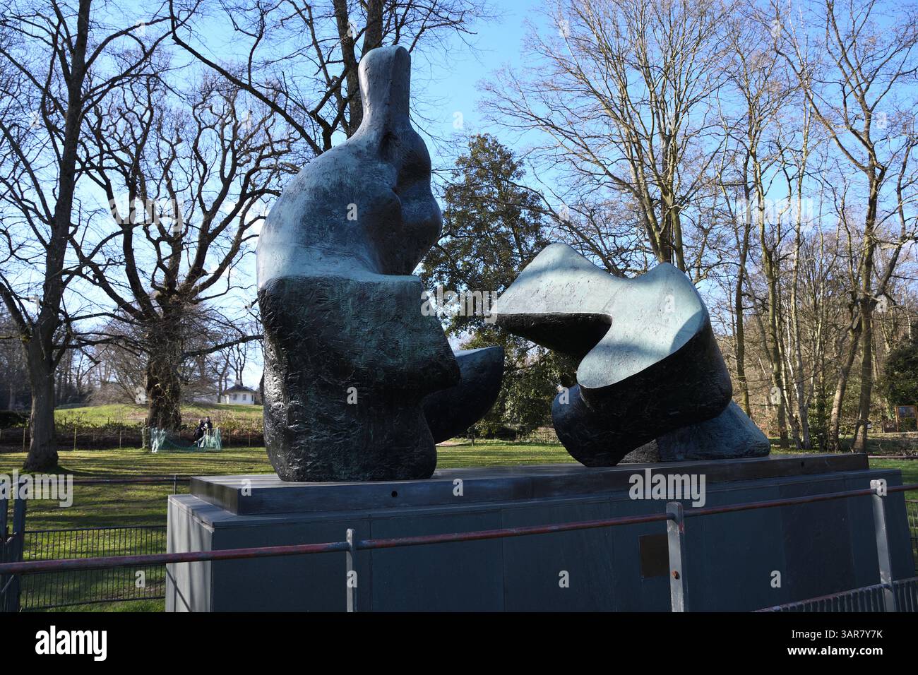 Zweiteilige Liegefigur No.5 (1963-1964) von Henry Moore, Kenwood House Grounds, Hampstead Heath, London, England, UK Stockfoto