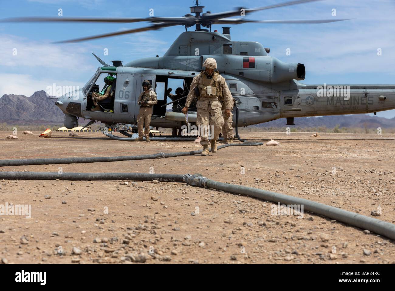 US-Marines, die der Marine Aviation Weapons and Tactics Squadron One (MAWTS-1) zugewiesen sind, tanken ein UH-1Y-Gift an einem Vorwärts-Bewaffnungs- und Tankpunkt auf Stockfoto