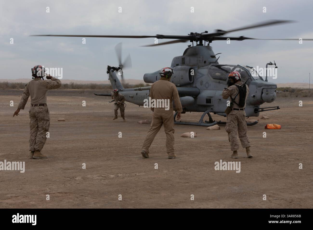 Die US-Marines, die der Marine Aviation Weapons and Tactics Squadron One (MAWTS-1) zugeordnet sind, bewaffnen eine AH-1Z Viper an einem Vorwärts-Bewaffnungs- und Tankpunkt Stockfoto