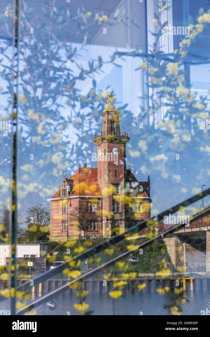 Das alte Hafenbüro im Dortmunder Hafen spiegelt sich in einem Fenster in Nordrhein-Westfalen wider. das Alte Hafenamt im Hafen Dortmund spiegelt Stockfoto