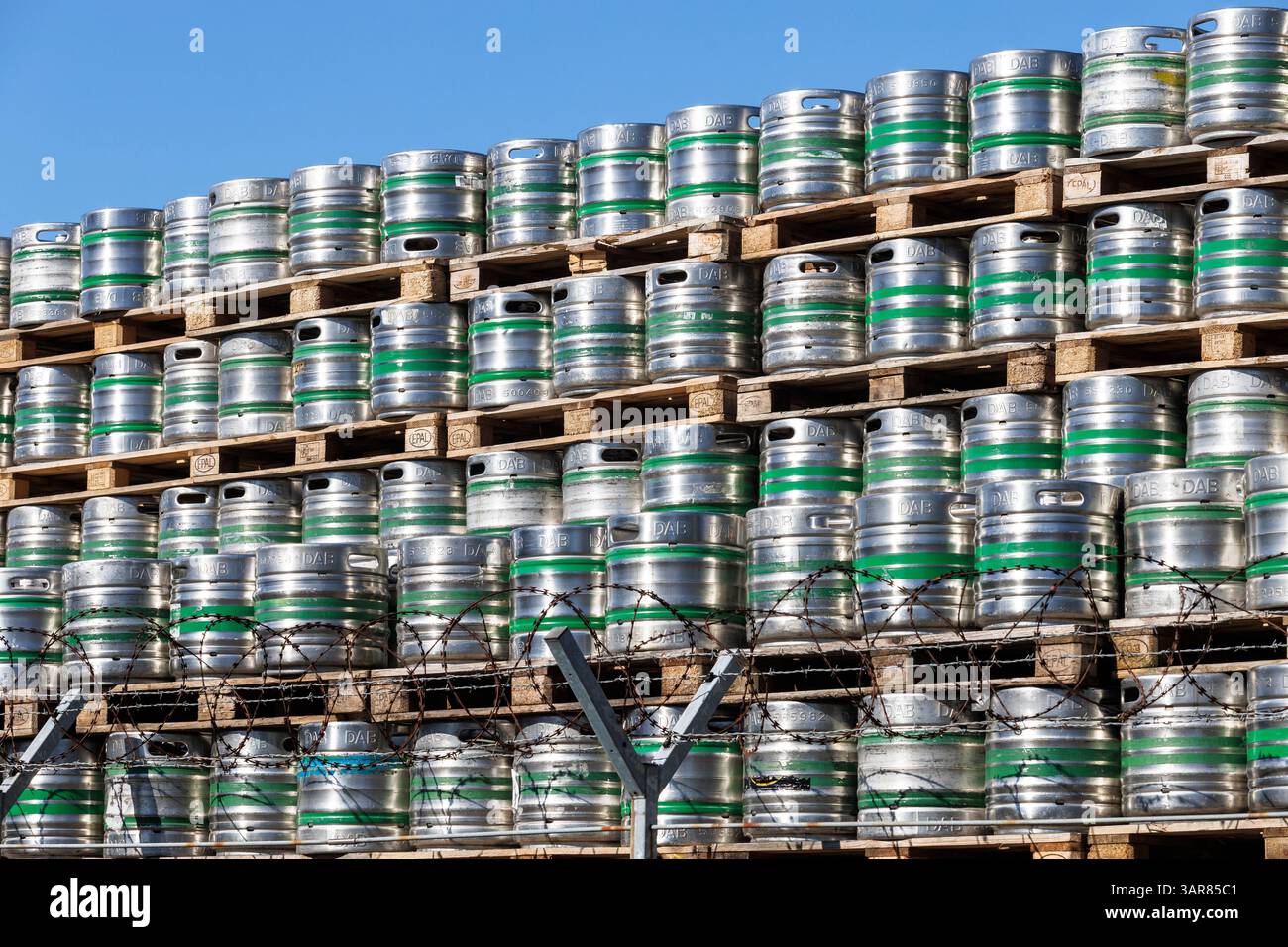Bierfässer werden auf dem Gelände der Dortmunder Actien-Brauerei GmbH in der Steigerstraße, Dortmund, Ruhrgebiet, Nordrhein-Westfalen gelagert. Bie Stockfoto