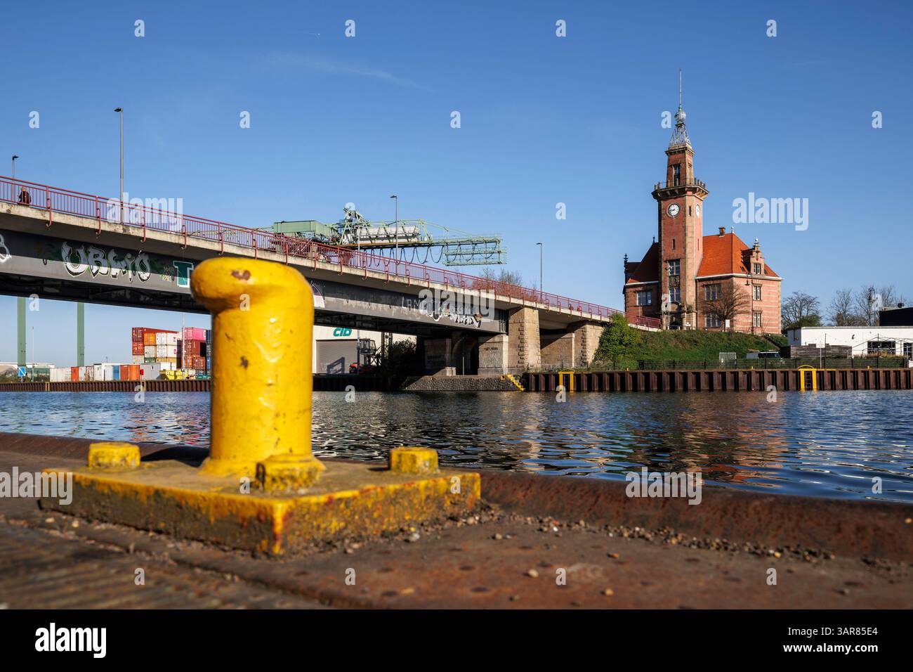 Das alte Hafenbüro im Dortmunder Hafen, Hafenbrücke, Festmacherpfoller, Nordrhein-Westfalen, Deutschland. das Alte Hafenamt im Hafen Dortmund, Stockfoto