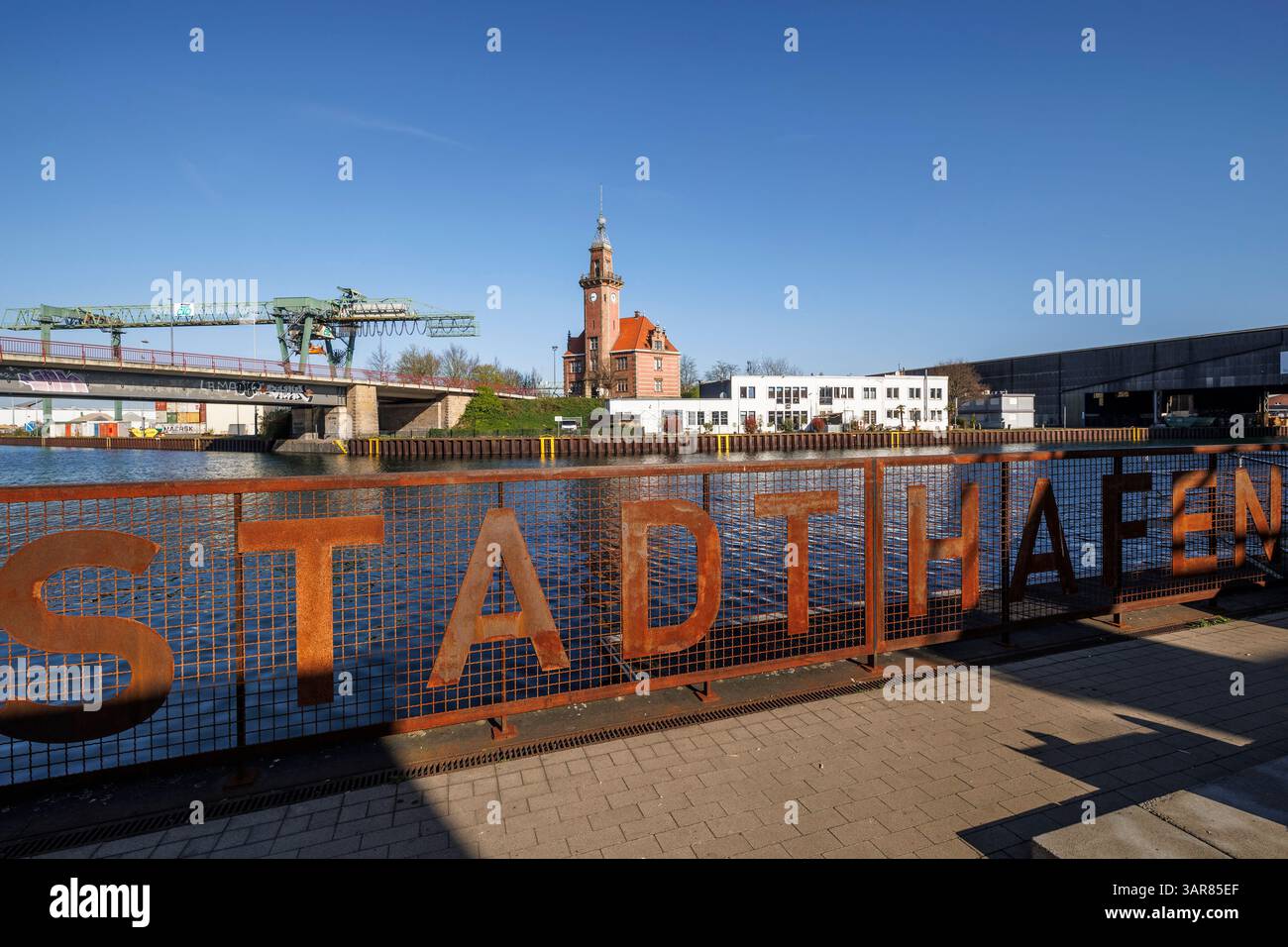Blick von der Spichernstraße im Hafenviertel zum alten Hafenbüro im Dortmunder Hafen, Hafenbrücke, Nordrhein-Westfalen, Deutsch Stockfoto